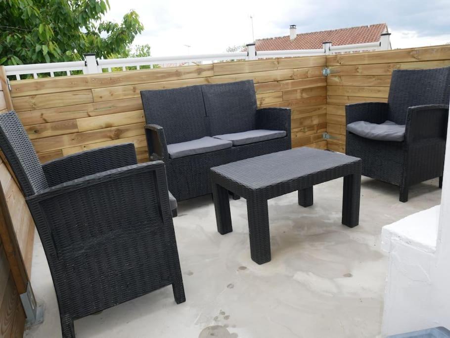 Logement Lumineux Avec Terrasse La Roche-sur-Yon Kültér fotó